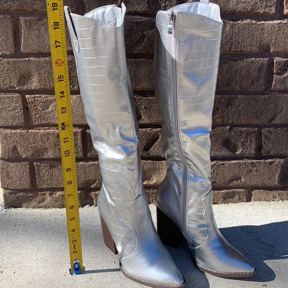 NEW IN BOX Silver Snake Print Cowgirl Boots🤠🎶 - Picture 6 of 7